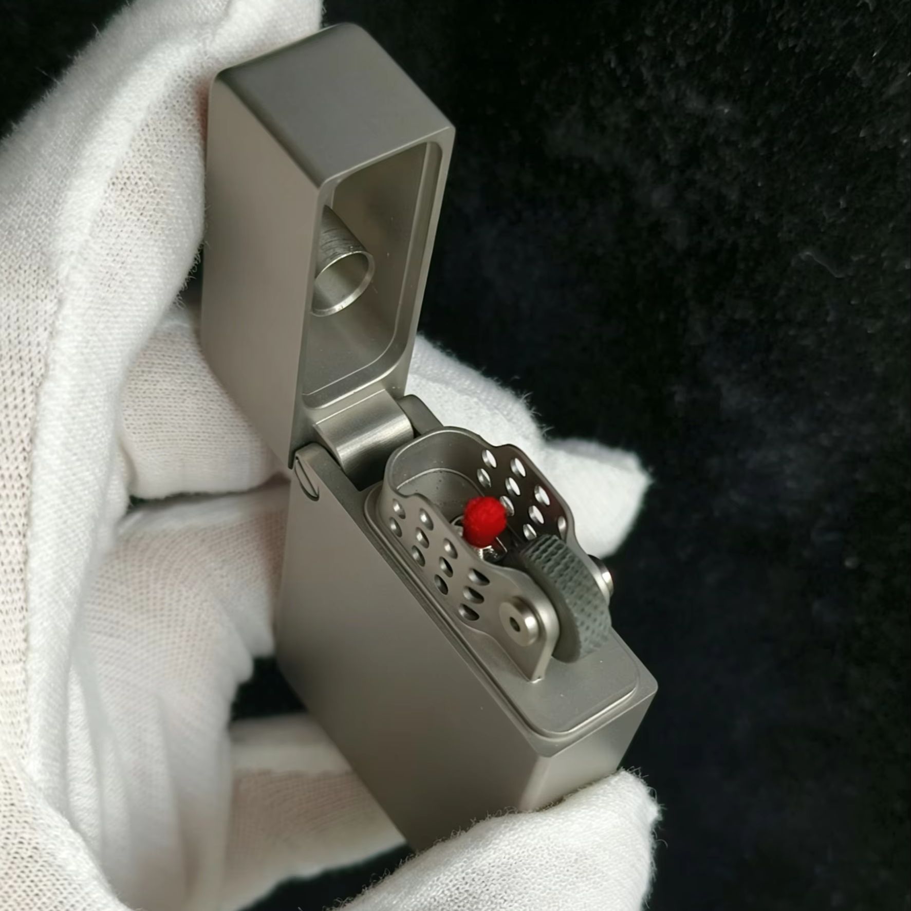 ولاعة خندقية من سبيكة التيتاني - مراجعة Fire Starting Kit وسعره